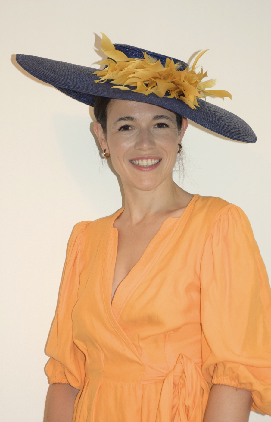 Capeline bleu marine avec plumes jaunes