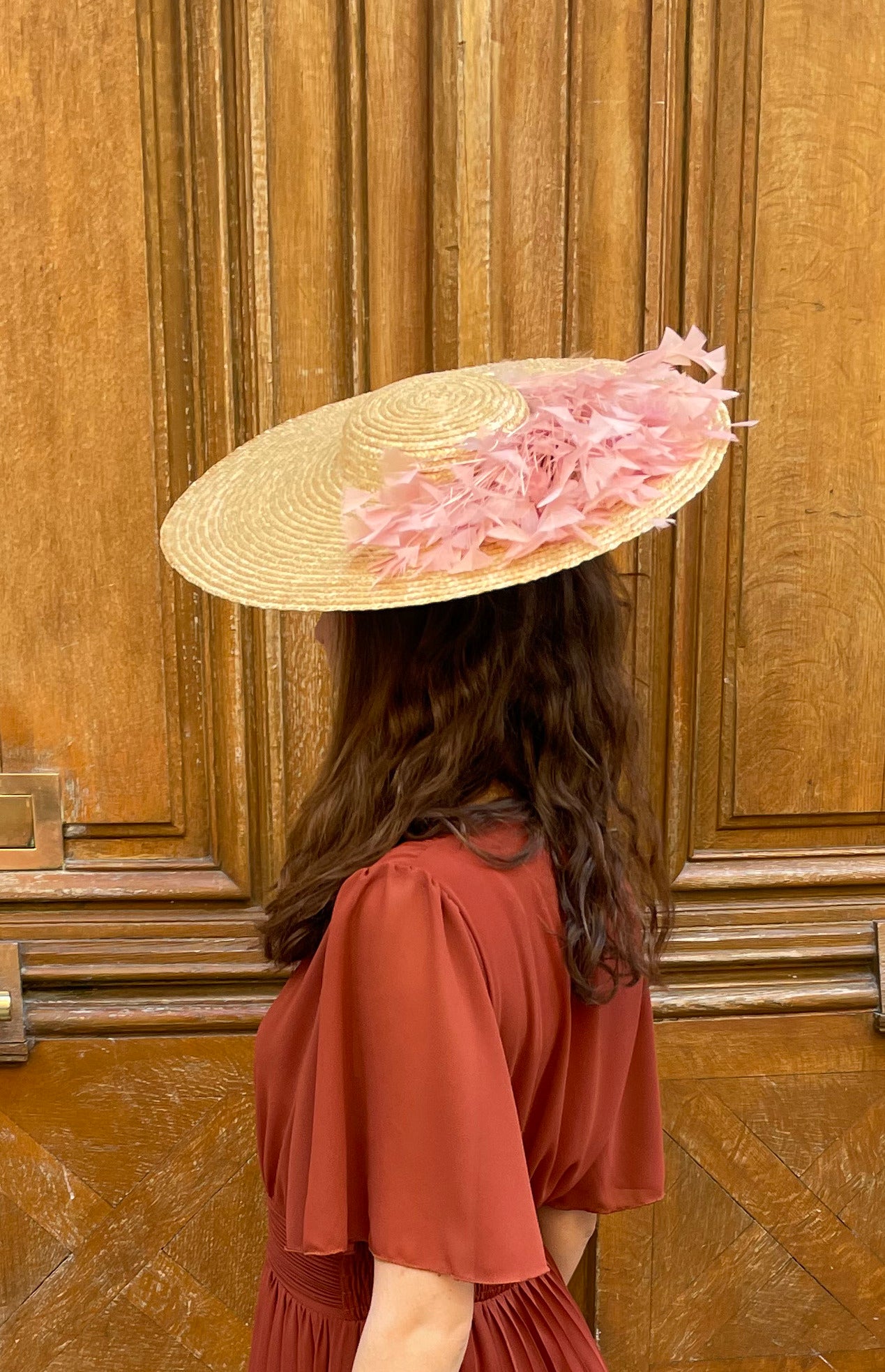 Capeline plumes rose pâle