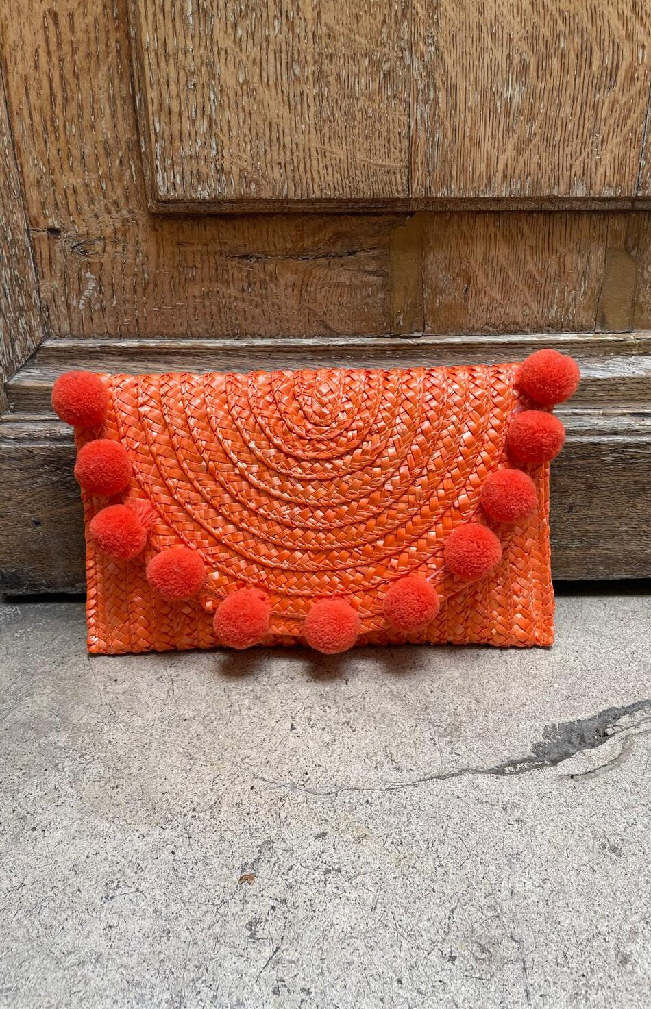 Pochette paille orange pompons