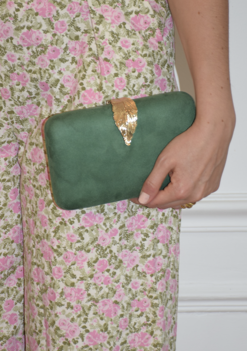 Pochette verte daim feuille dorée