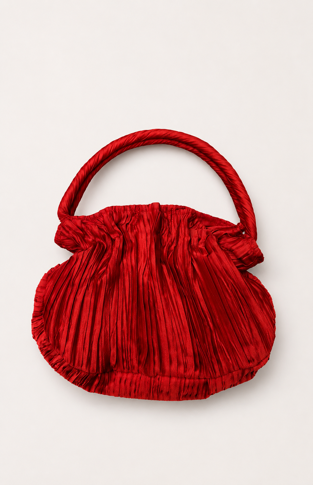 Sac à main rouge plissé au style intemporel, facile à porter aussi bien au quotidien que pour une occasion spéciale.