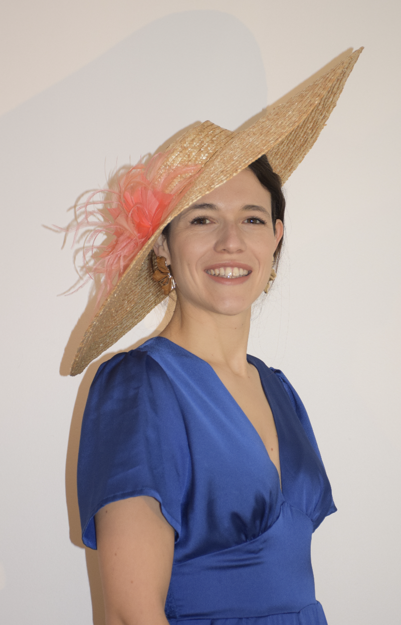 Capeline fleurs & plumes roses