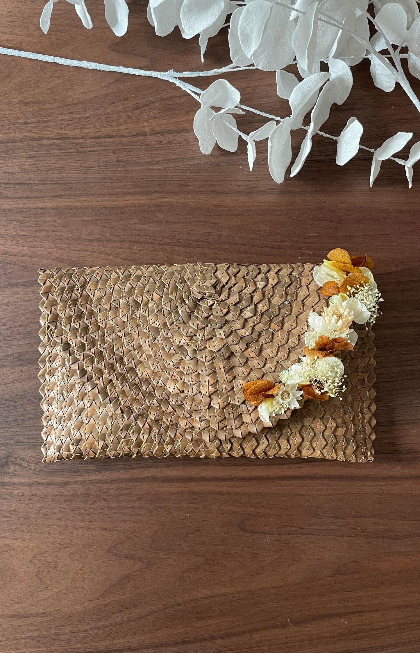 A chic a chic création - Pochette paille & fleurs stabilisées