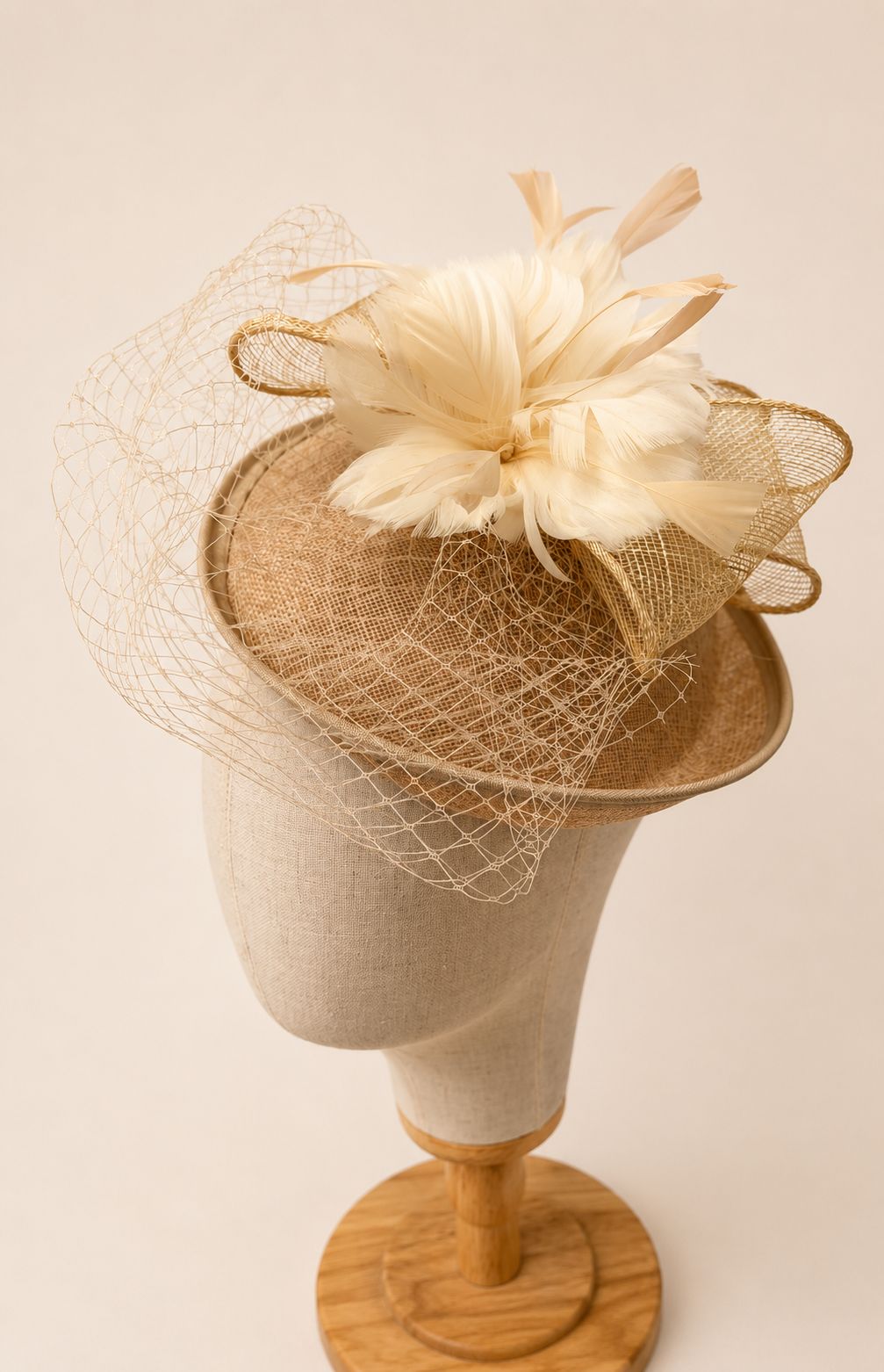 Bibi beige élégant et tendance, idéal pour apporter une touche d’élégance à vos événements.
