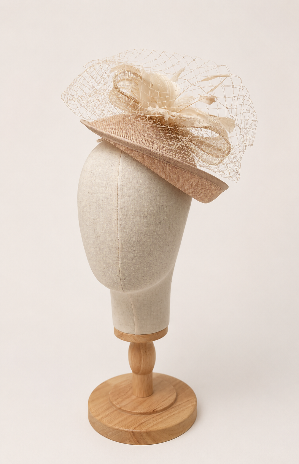 Bibi beige élégant et tendance, idéal pour apporter une touche d’élégance à vos événements.