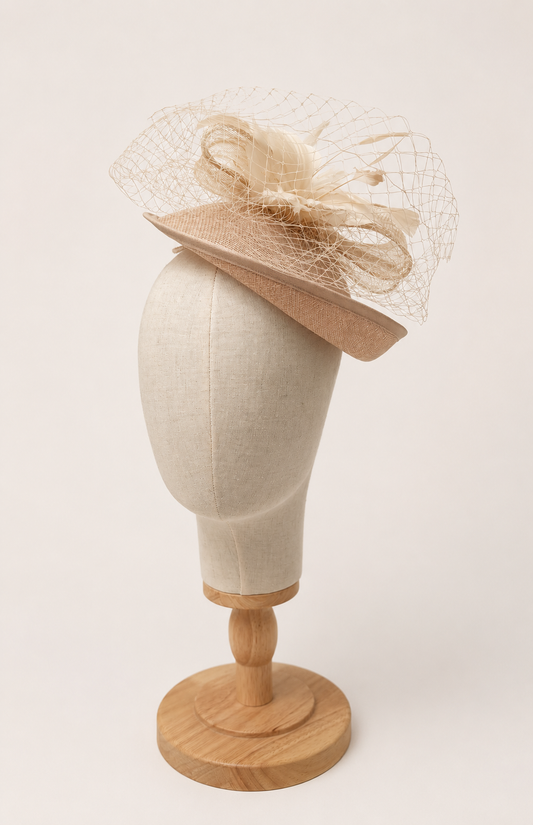 Bibi beige élégant et tendance, idéal pour apporter une touche d’élégance à vos événements.
