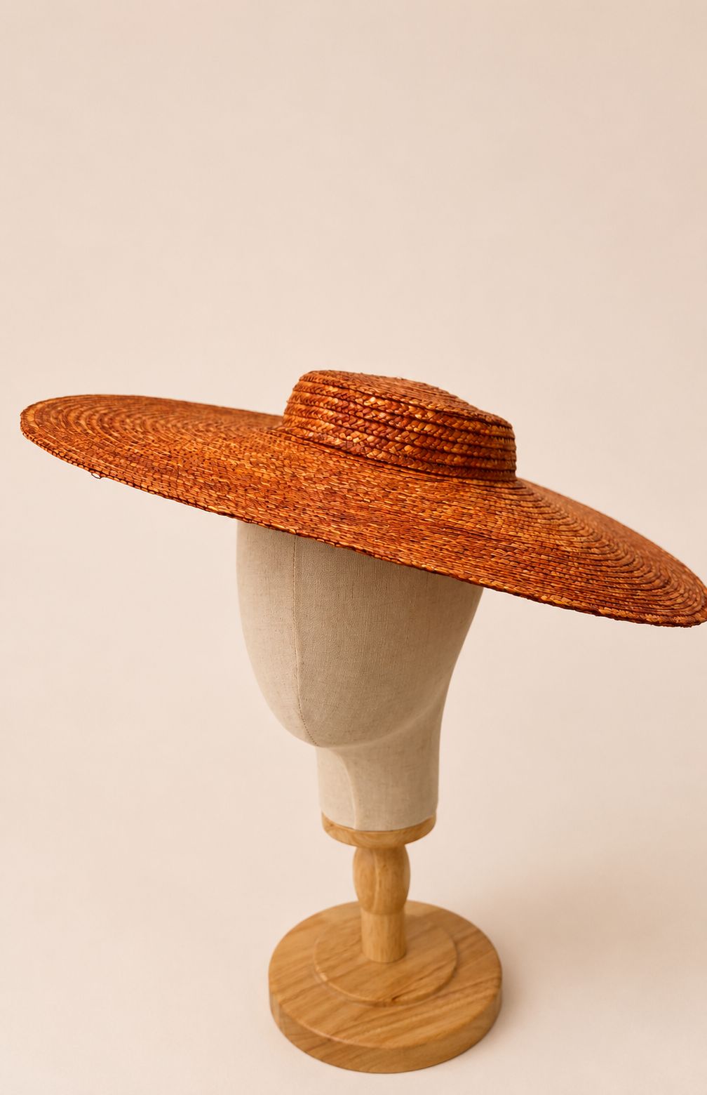Magnifique capeline en paille orange qui apportera une note de fraîcheur et d'élégance à vos tenues.