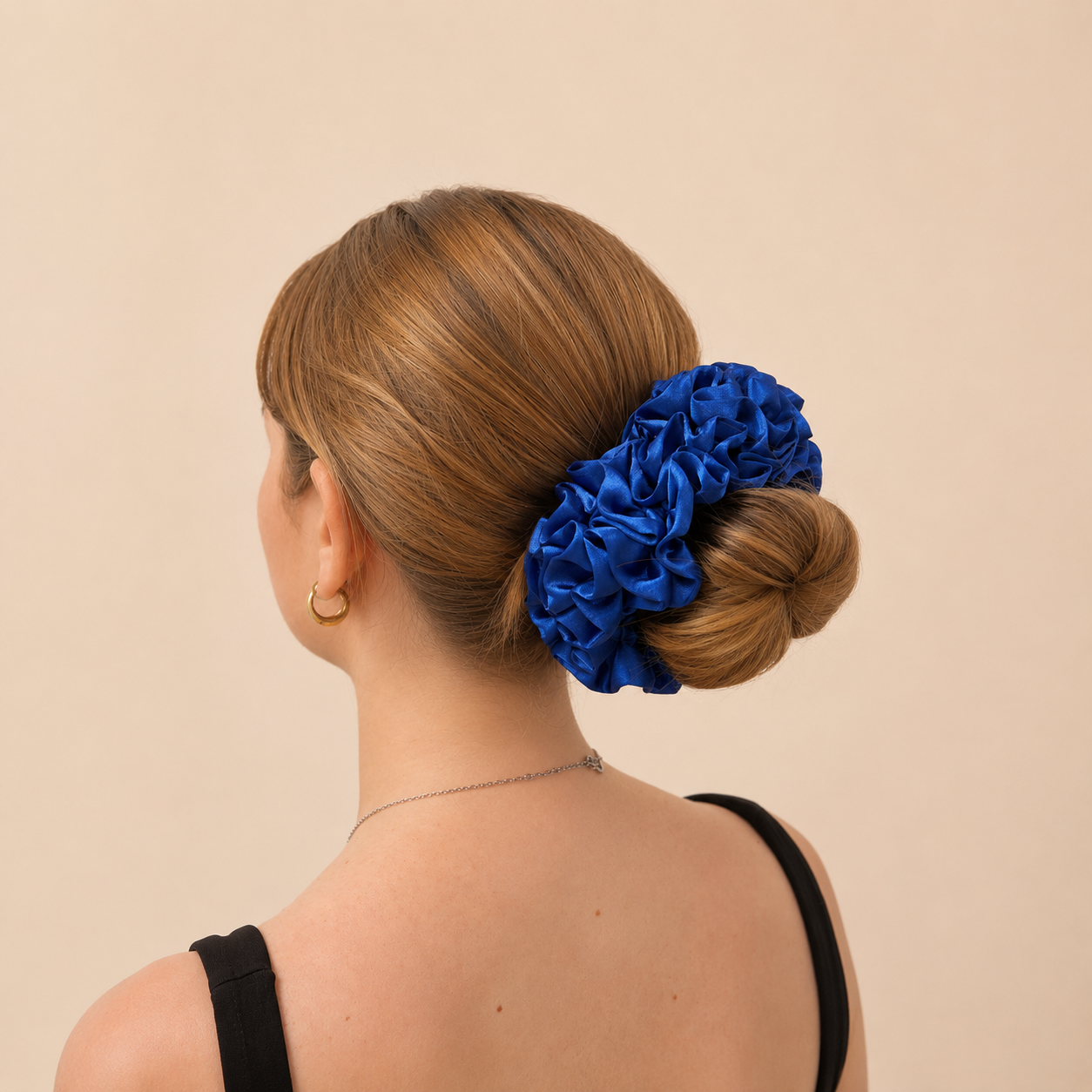Un chouchou bleu satin élégant qui apporte une touche de couleur et de raffinement à vos coiffures. Son volume généreux sublime aussi bien un chignon qu’une queue-de-cheval pour un look chic et féminin.