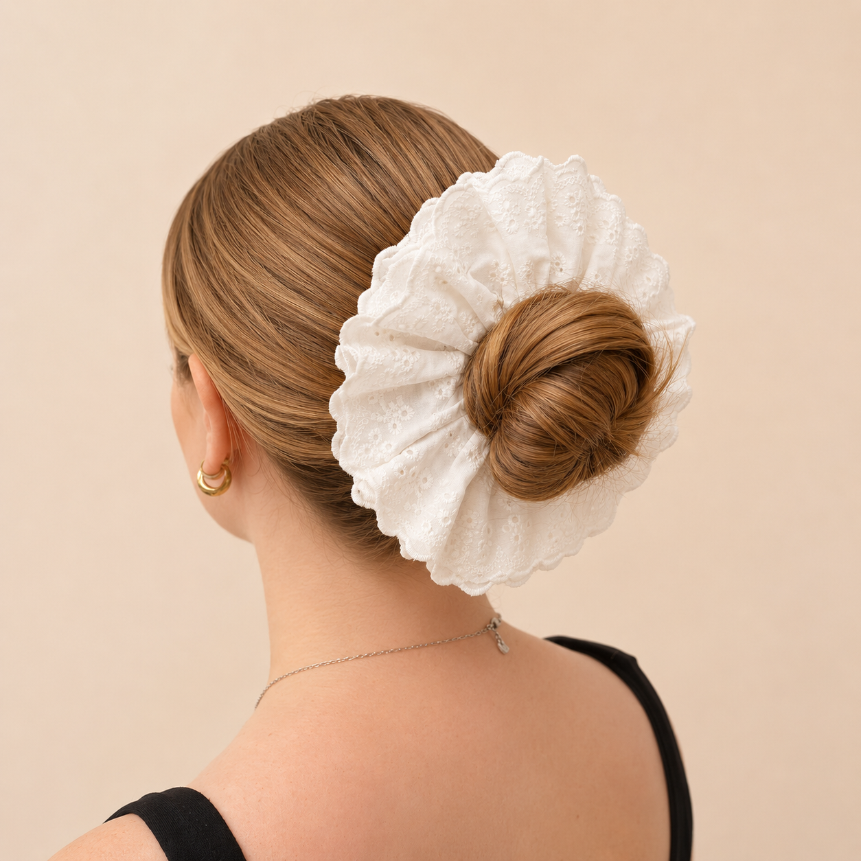 Chouchou blanc en coton brodé, à la fois délicat et lumineux. Son volume généreux habille instantanément vos coiffures et apporte une touche de fraîcheur à un chignon ou une queue de cheval. Un indispensable facile à porter tout au long de la saison.