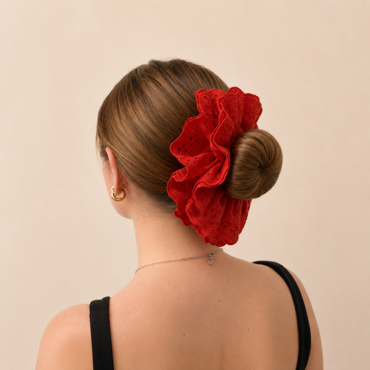 Apportez une touche d'élégance à toutes vos coiffures avec ce chouchou en broderie anglaise. À la fois tendance et confortable, il habille aussi bien un chignon qu'une queue-de-cheval tout en prenant soin de vos cheveux.