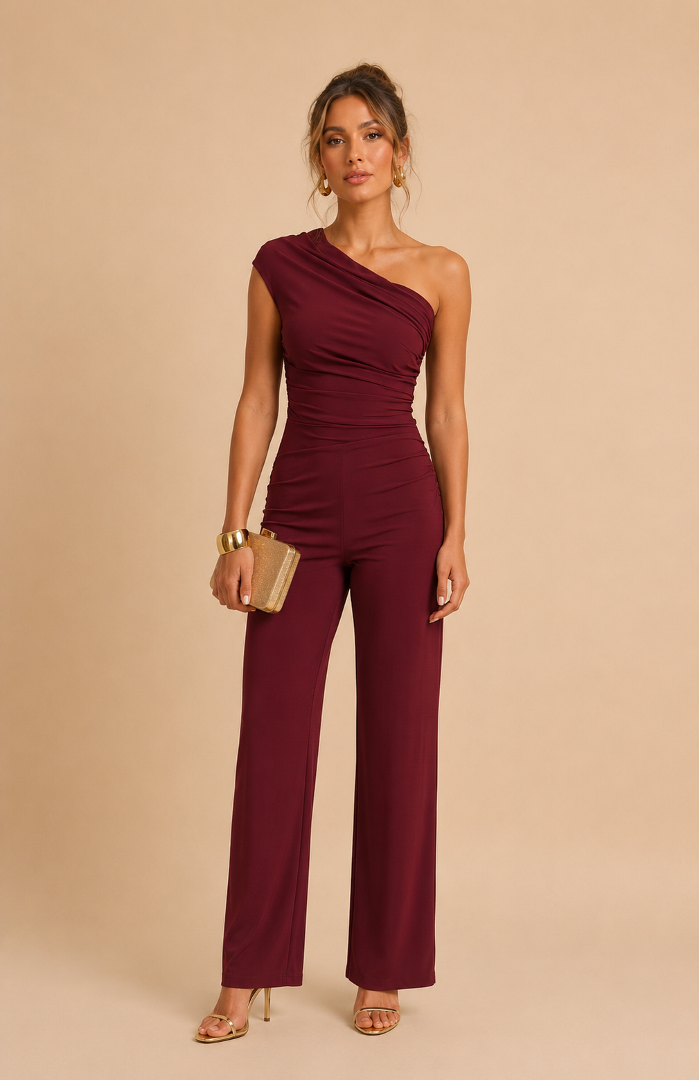 Louez cette élégante combinaison bordeaux signée Club L, une pièce chic et sophistiquée qui apportera une touche de glamour à votre tenue. Sa couleur profonde et raffinée en fait un modèle idéal pour une invitée de mariage, une cérémonie, un gala, une réception ou une soirée élégante. Parfaite pour celles qui recherchent une alternative originale à la robe, cette combinaison vous garantit une allure féminine, moderne et résolument tendance.