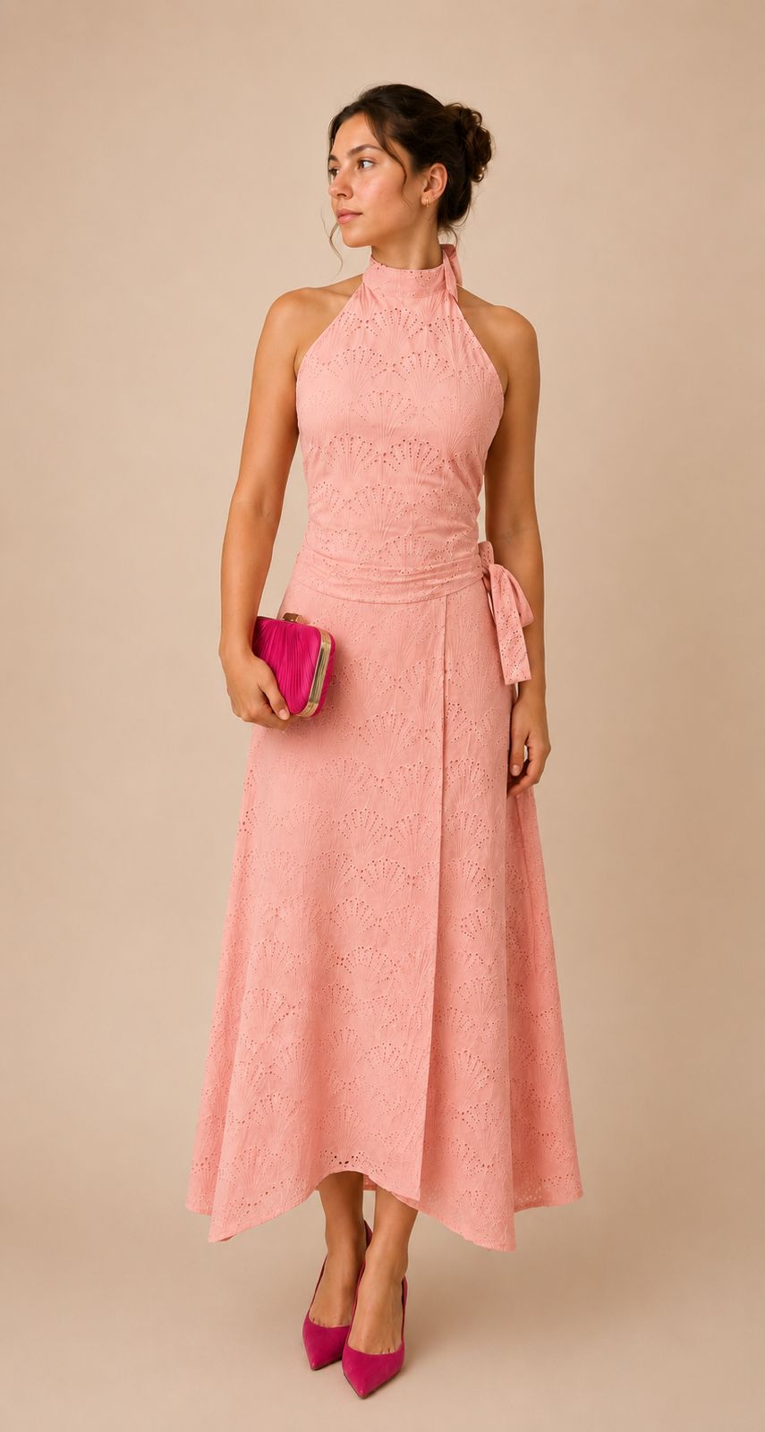 Avec son esprit romantique et sa matière délicatement ajourée, cette ensemble rose en dentelle est idéale pour célébrer les plus beaux moments. Elle accompagnera parfaitement une invitée de mariage, une cérémonie, un cocktail, une fête de famille ou une soirée élégante. Une robe chic et féminine qui se porte aussi bien avec des talons qu'avec des sandales habillées.