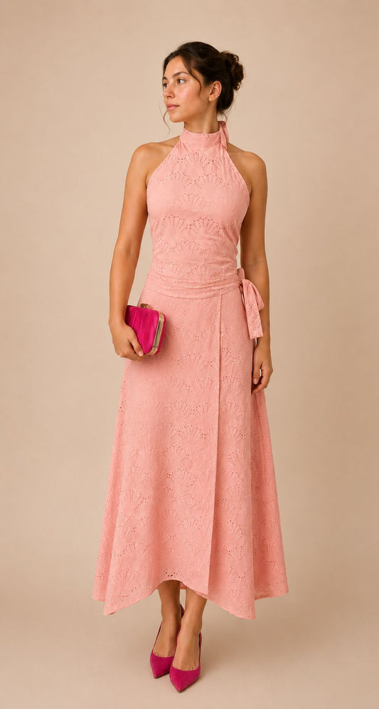 Avec son esprit romantique et sa matière délicatement ajourée, cette ensemble rose en dentelle est idéale pour célébrer les plus beaux moments. Elle accompagnera parfaitement une invitée de mariage, une cérémonie, un cocktail, une fête de famille ou une soirée élégante. Une robe chic et féminine qui se porte aussi bien avec des talons qu'avec des sandales habillées.