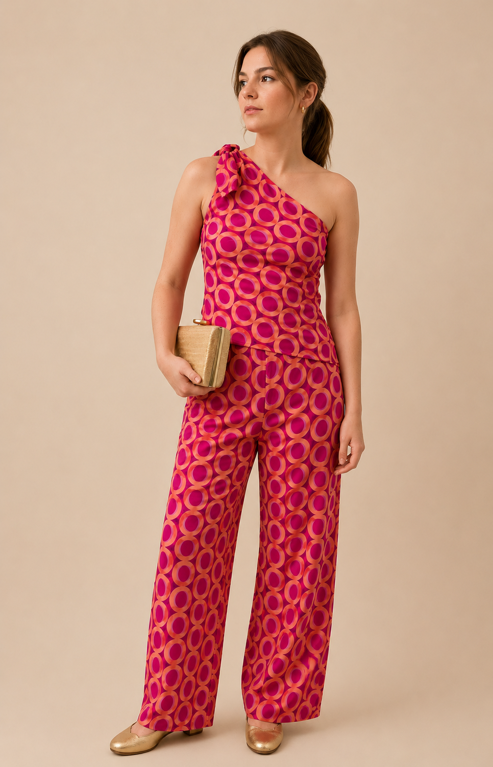 Ensemble deux pièces Maria De La Orden — haut asymétrique et pantalon taille haute.Coupe fluide, féminine et ultra confortable, couleur vibrante qui se démarque. Idéal pour une invitée de mariage, une cérémonie estivale ou un cocktail habillé.