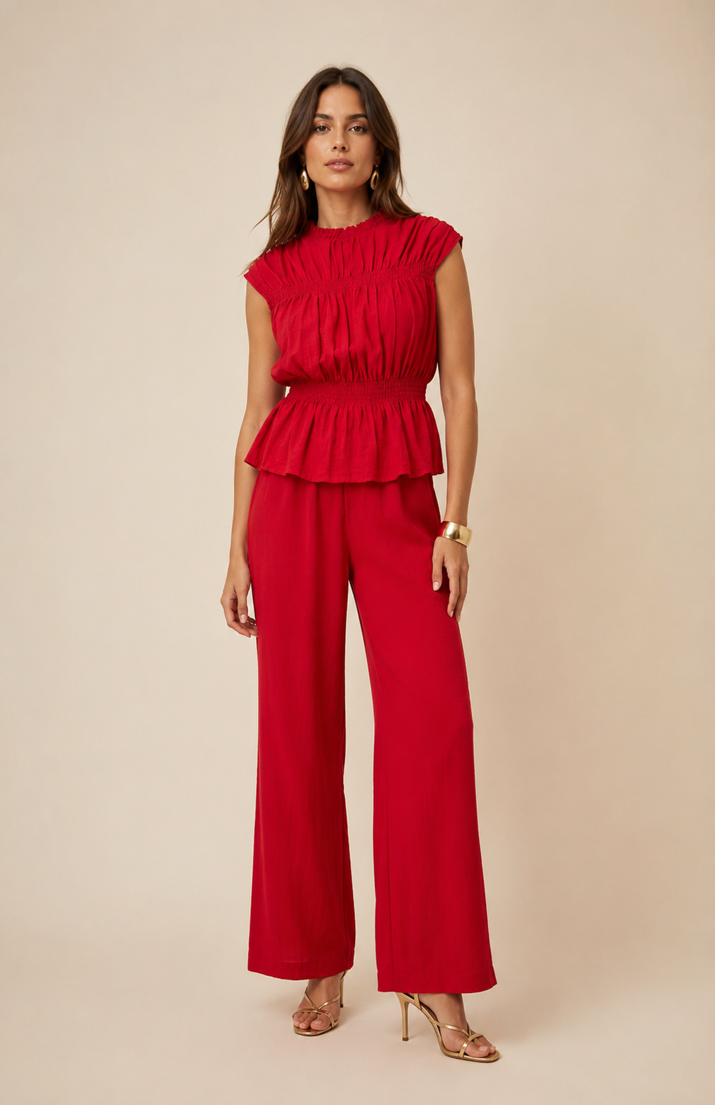 Louez cet élégant ensemble rouge signé Jane Wood, une tenue chic et féminine qui ne passera pas inaperçue. Sa couleur rouge intense apporte une touche glamour et sophistiquée à votre silhouette, tandis que son style raffiné en fait une alternative originale à la robe de cérémonie. Parfait pour une invitée de mariage, une cérémonie, un cocktail, une réception, un gala ou toute autre occasion spéciale, cet ensemble vous assure une allure élégante, moderne et résolument tendance.