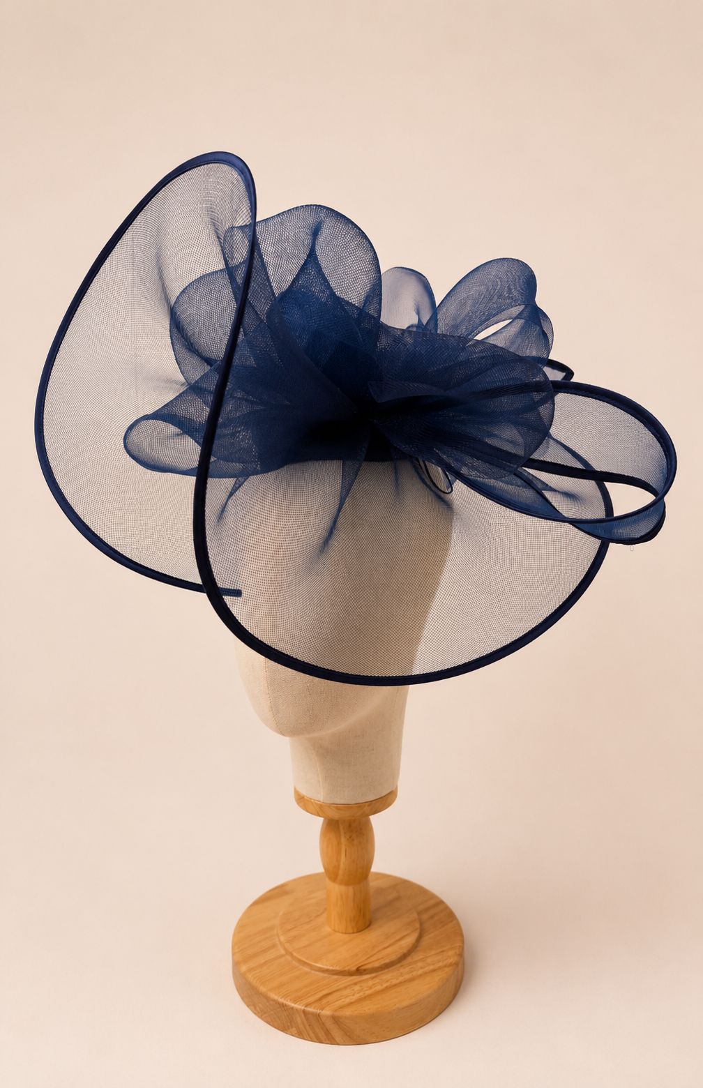 Élégant grand bibi marine, parfait pour apporter une touche de sophistication à vos tenues !