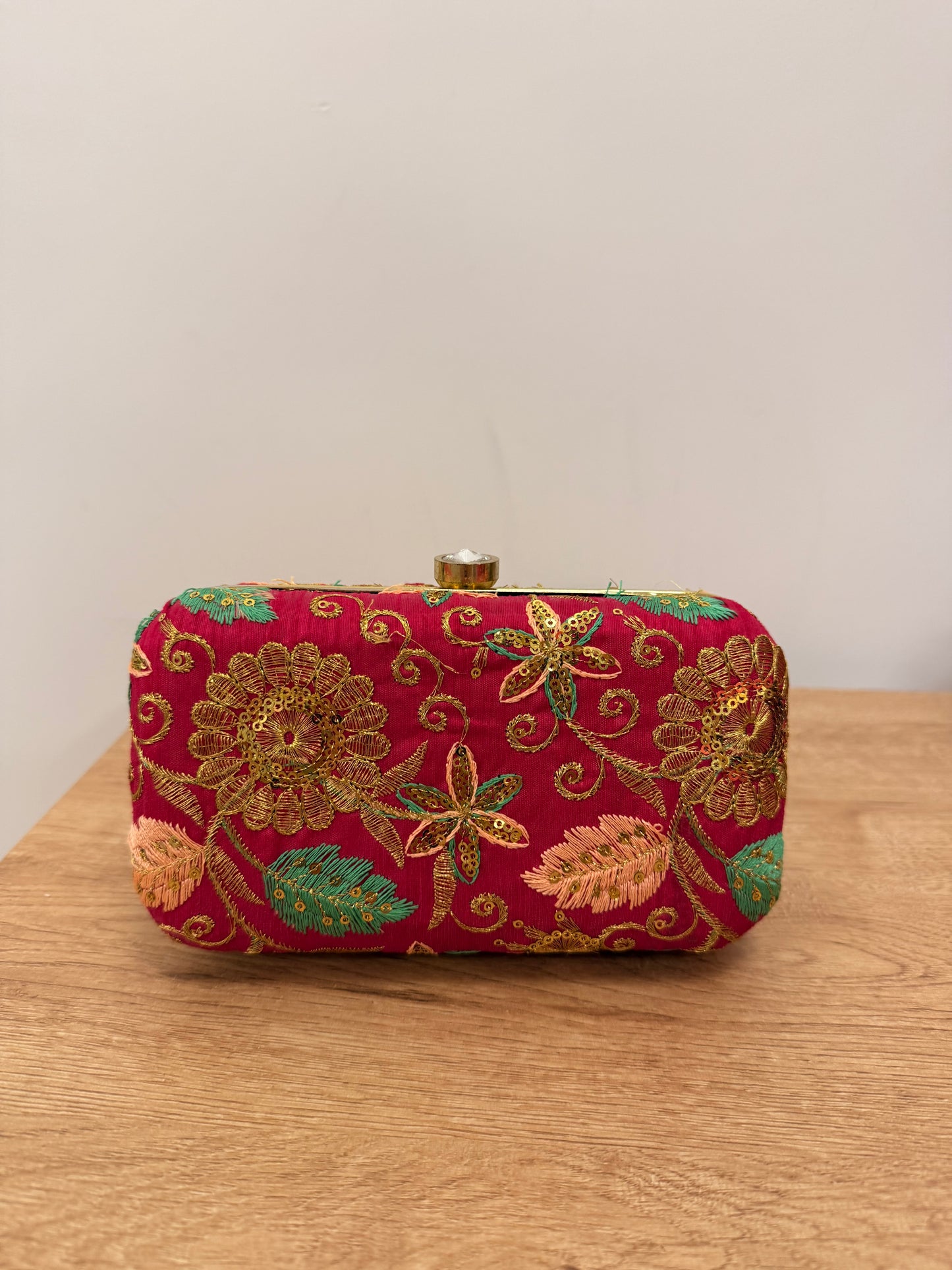 Pochette rose brodée paillette