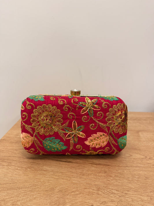 Pochette rose brodée paillette
