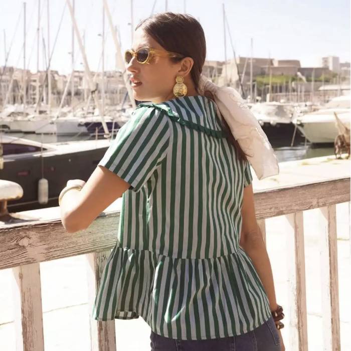In April 1986 - Blouse rayée à col volanté