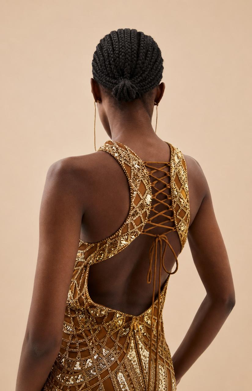 Sublime robe Karen Millen à perles dorés, parfaite pour briller lors de vos plus beaux événements. Son élégance et son éclat en font la tenue idéale pour un mariage, un gala, une cérémonie, un cocktail ou une soirée habillée. Que vous soyez invitée de mariage, témoin ou demoiselle d'honneur, cette robe apportera une touche de glamour et de raffinement à votre silhouette. Une pièce chic et intemporelle qui ne passera pas inaperçue.