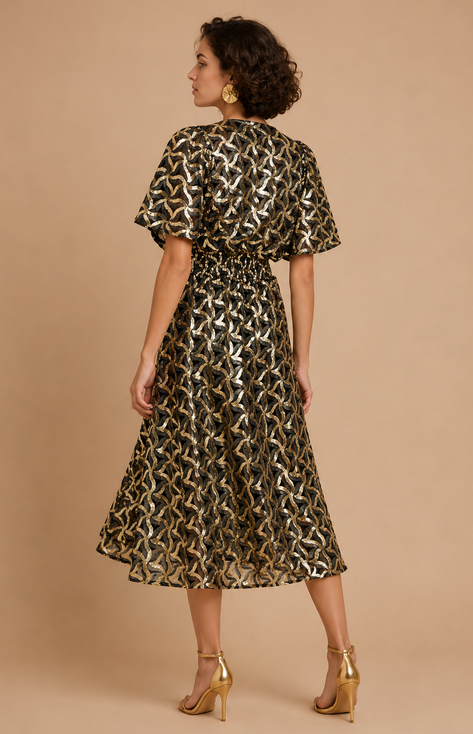Robe sequins noirs et dorés Maje — tenue soirée glamour à louer