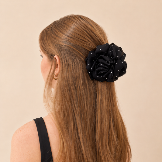 Pince fleur noire à pois, parfaite pour apporter une touche sophistiquée à toutes vos coiffures. Son voile léger et sa forme généreuse créent un joli volume, idéal pour attacher vos cheveux en un geste tout en sublimant votre look.