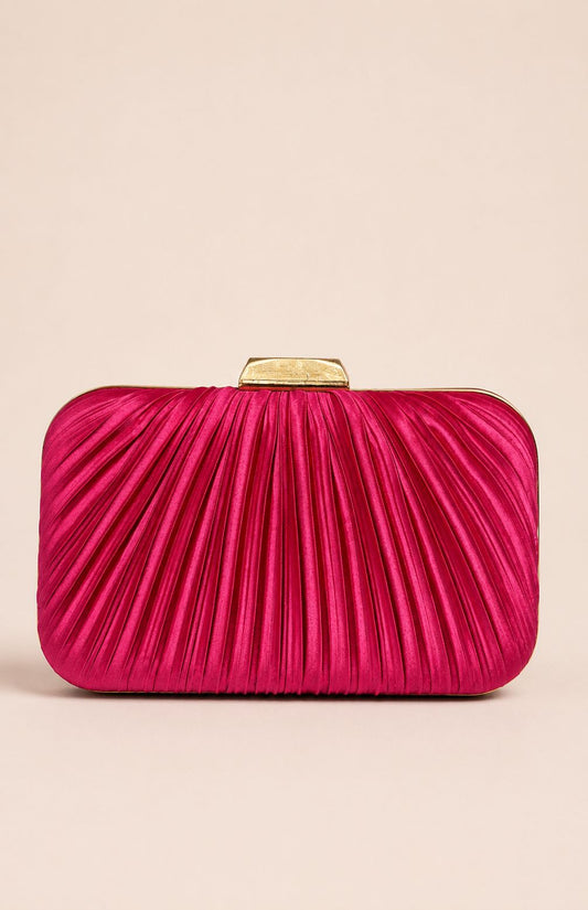 Magnifique pochette rigide plissée fuchsia, parfaite pour illuminer vos looks avec une touche de couleur !