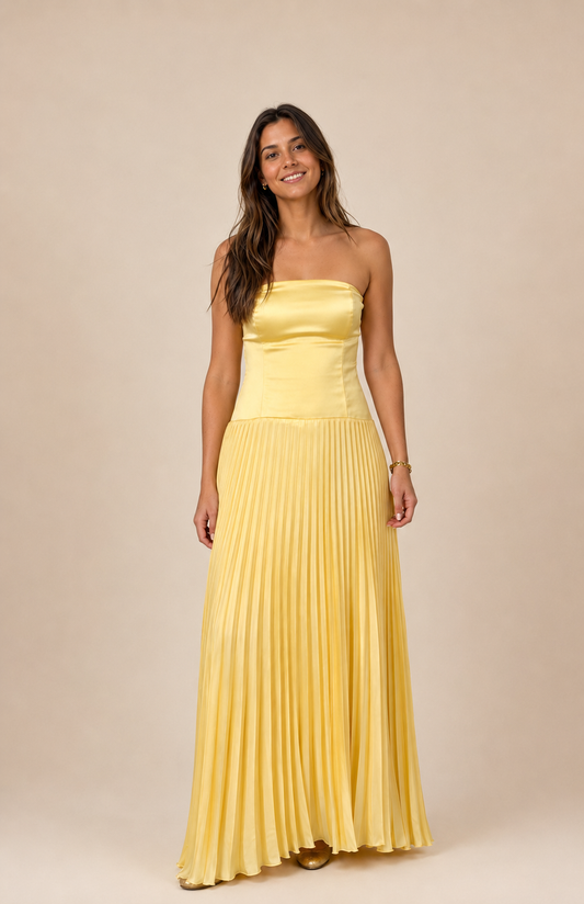 La robe parfaite pour vos mariages et événements d'été. Avec son satin lumineux, son bustier élégant et sa jupe plissée fluide, cette robe jaune pâle est le choix idéal pour une invitée de mariage, une soirée, un cocktail ou une cérémonie. Sa teinte délicatement pastel s'accorde parfaitement avec un thème pastel et sublime toutes vos occasions estivales avec élégance.