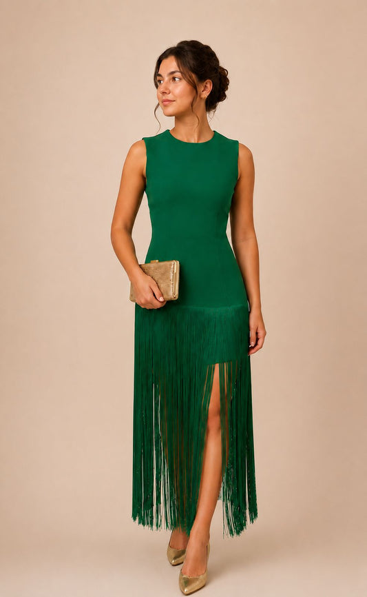 Sublime robe verte à franges, élégante et pleine de mouvement, parfaite pour faire sensation lors de vos plus beaux événements. Sa coupe près du corps met la silhouette en valeur tandis que ses longues franges apportent une touche glamour et sophistiquée. Idéale pour un mariage, une cérémonie, un gala, un cocktail ou une soirée habillée. Une pièce chic et intemporelle qui ne passera pas inaperçue.