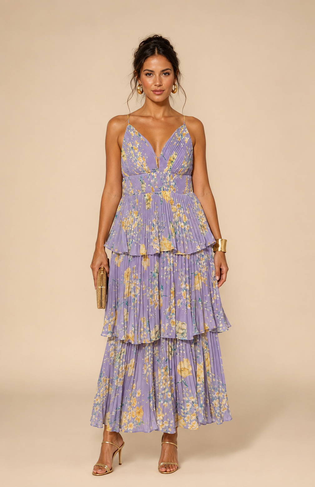 Laissez-vous séduire par cette élégante robe longue plissée, sublimée par un délicat imprimé floral dans de doux tons lavande et jaune pastel. Son décolleté en V, ses fines bretelles et sa taille marquée mettent la silhouette en valeur, tandis que sa jupe à volants apporte une touche de légèreté et un joli mouvement à chaque pas.
Idéale pour un mariage, une cérémonie, un baptême, un gala ou une soirée d'été, cette robe allie féminité, élégance et confort. Une pièce raffinée, parfaite pour faire sensation l