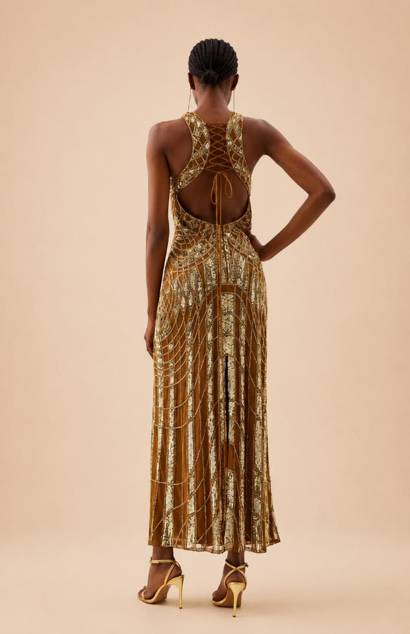 Sublime robe Karen Millen à perles dorés, parfaite pour briller lors de vos plus beaux événements. Son élégance et son éclat en font la tenue idéale pour un mariage, un gala, une cérémonie, un cocktail ou une soirée habillée. Que vous soyez invitée de mariage, témoin ou demoiselle d'honneur, cette robe apportera une touche de glamour et de raffinement à votre silhouette. Une pièce chic et intemporelle qui ne passera pas inaperçue.