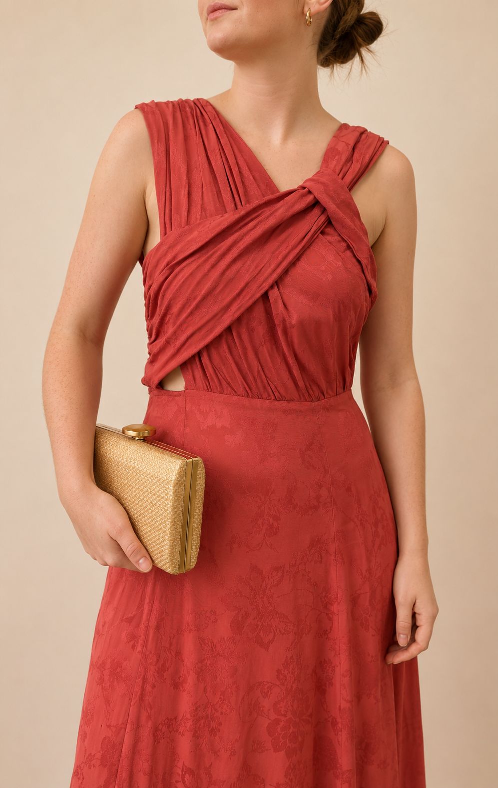 Sublime robe terracotta croisée sur le devant, à la fois élégante et féminine, parfaite pour toutes vos plus belles occasions. Sa coupe flatteuse met en valeur la silhouette et son coloris terracotta apportera une touche chaleureuse et raffinée à votre tenue. Idéale pour un mariage, une cérémonie, un gala, un cocktail ou une soirée habillée, que vous soyez invitée de mariage, témoin ou demoiselle d'honneur. Une robe chic et intemporelle qui s'adapte à toutes vos envies.