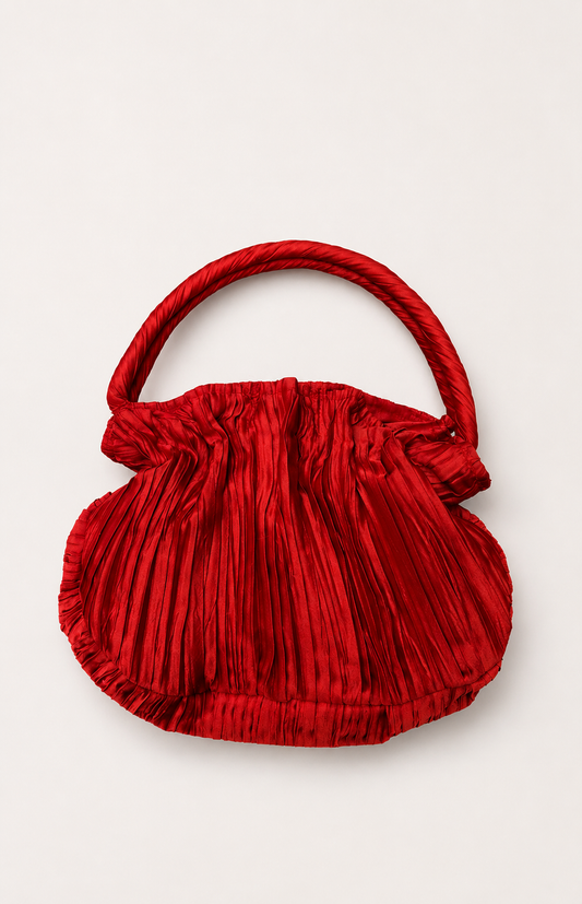 Sac à main rouge plissé au style intemporel, facile à porter aussi bien au quotidien que pour une occasion spéciale.