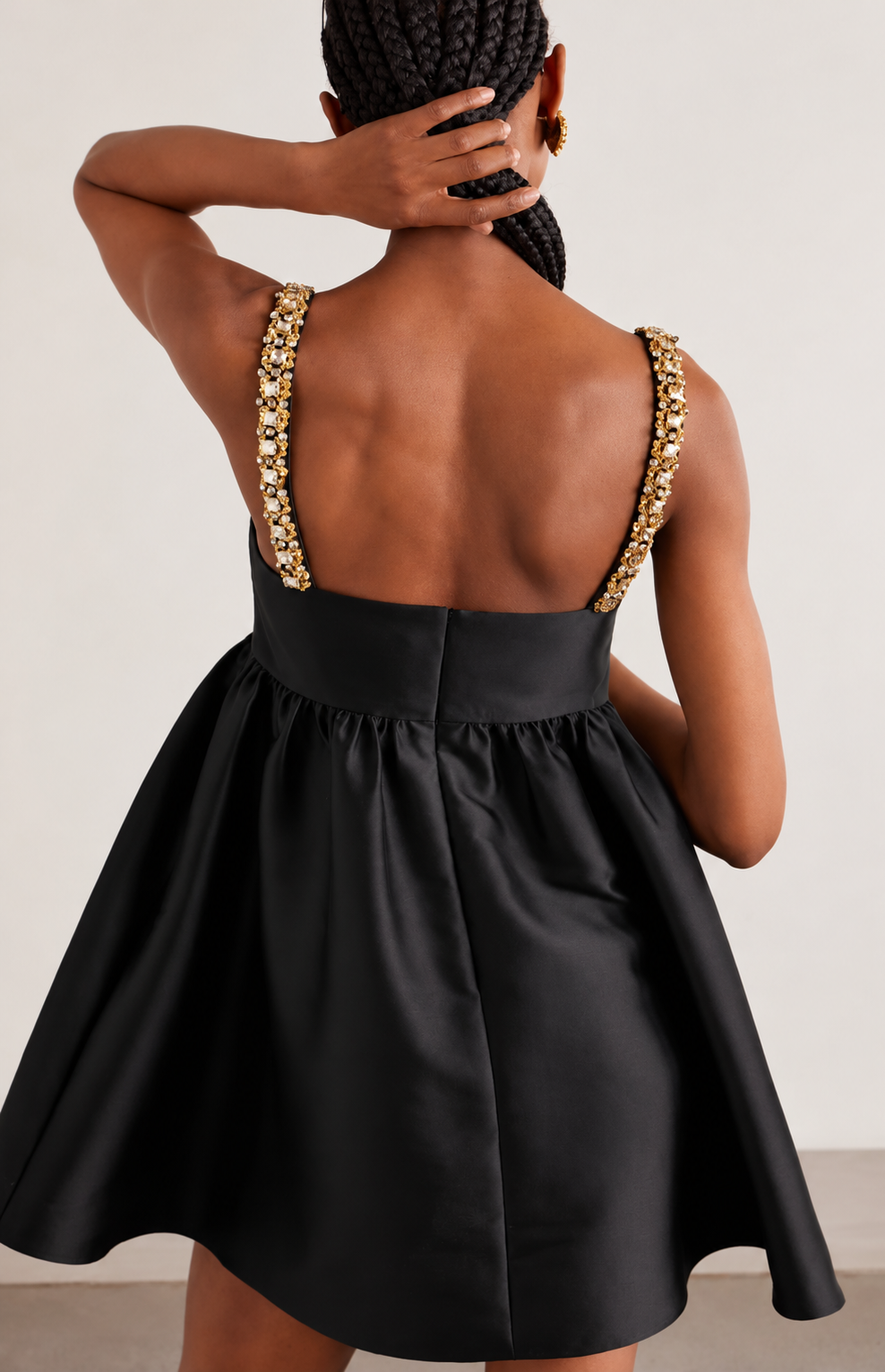 Robe courte noire à bretelles bijoux