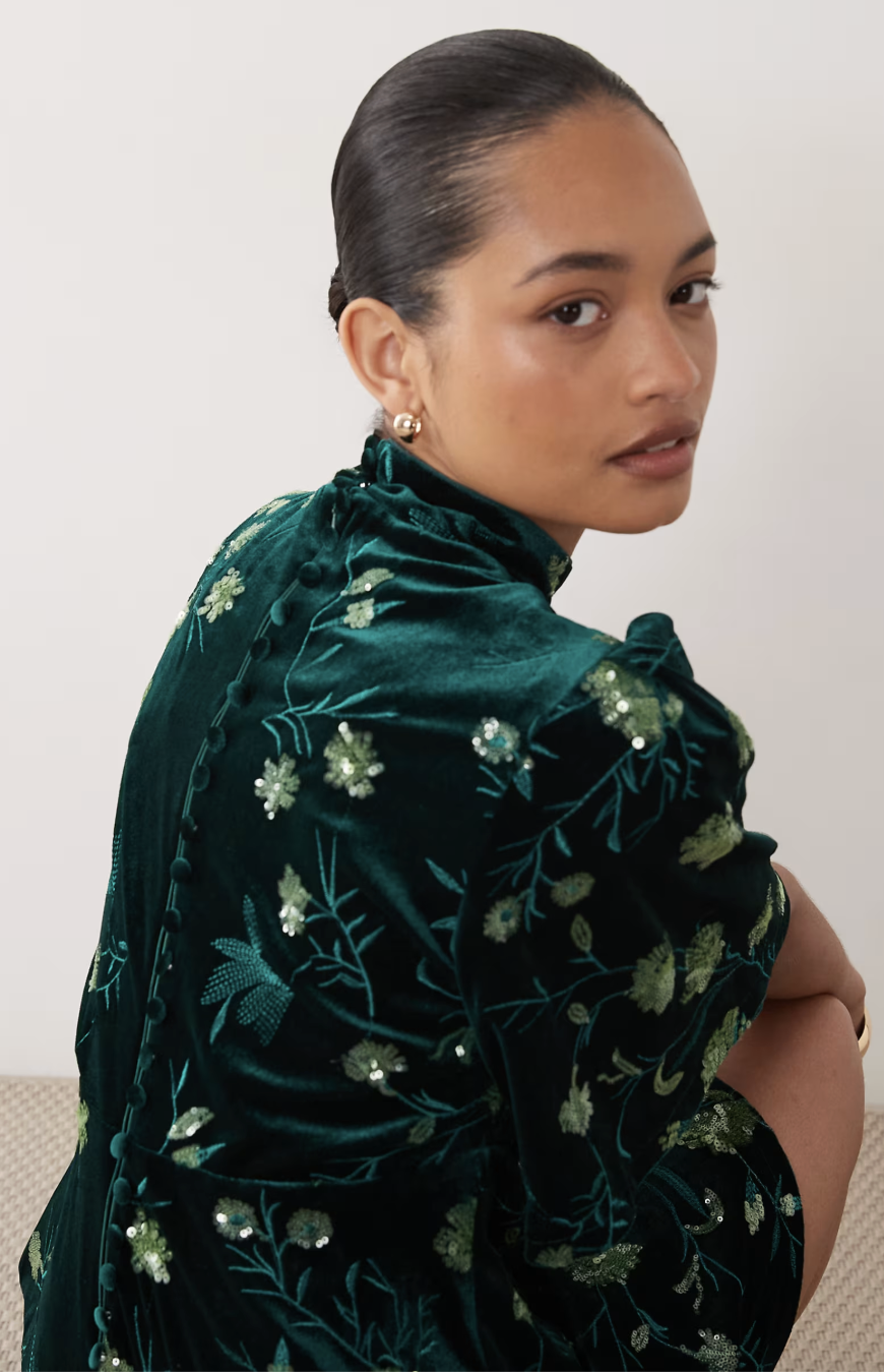 Robe velours vert brodée