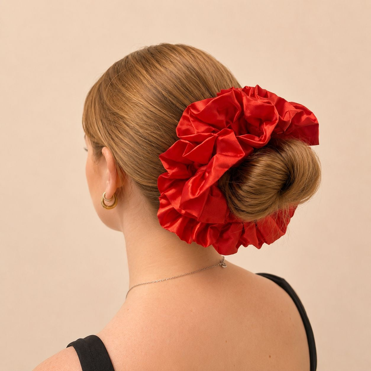 Apportez une touche élégante et féminine à vos coiffures avec ce chouchou en satin rouge. Son tissu doux et brillant sublime vos cheveux tout en ajoutant une note chic et raffinée à toutes vos tenues.