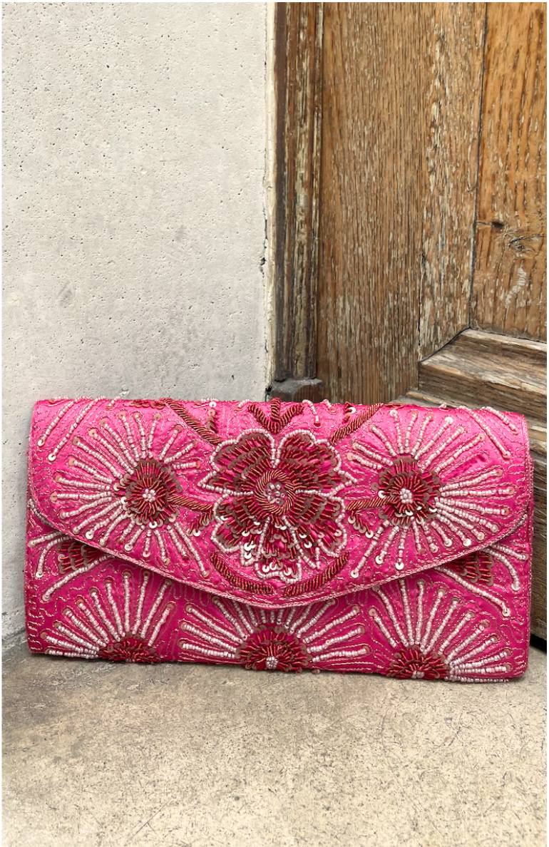 Pochette perles fleurs brodées