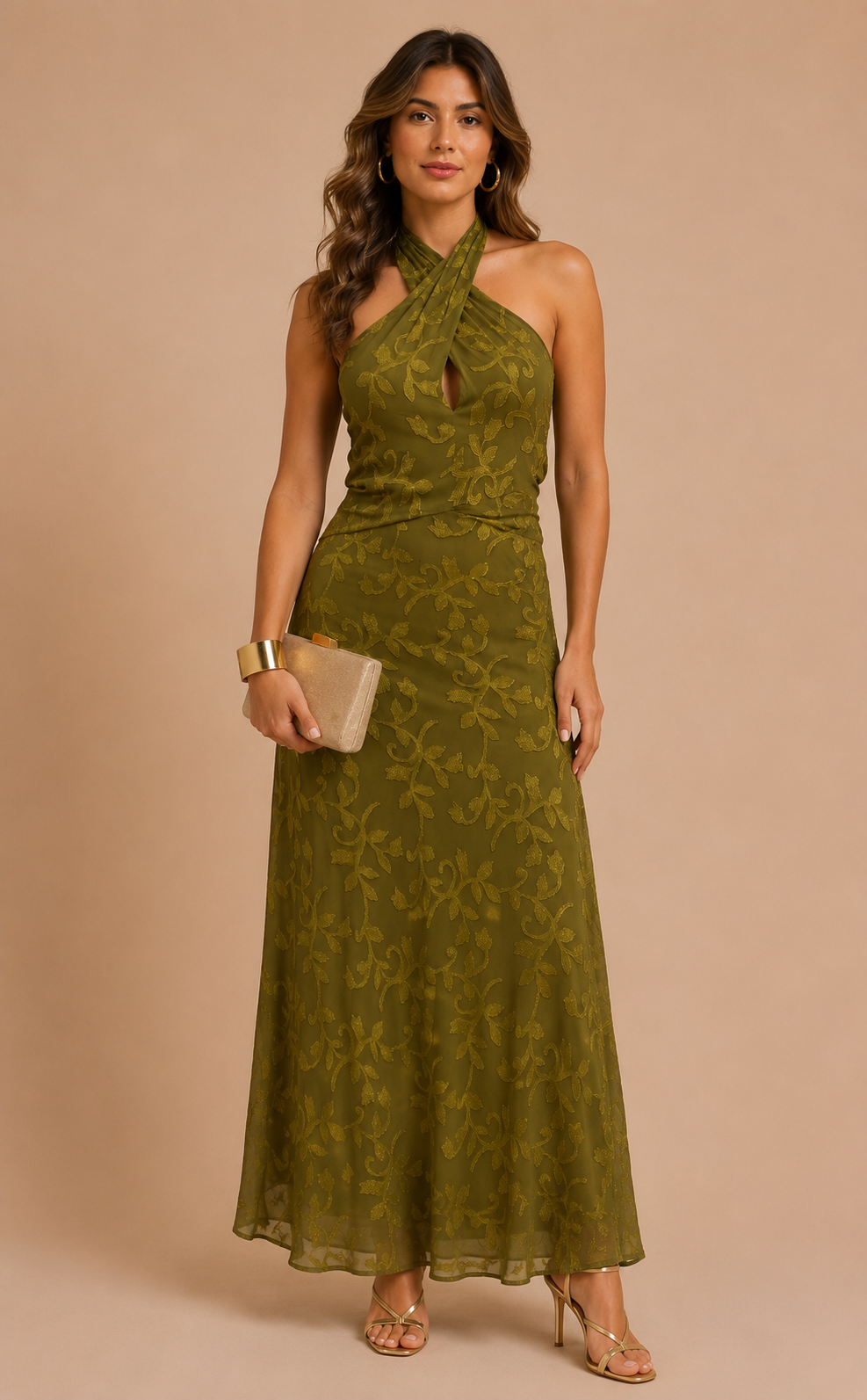Louez cette magnifique robe longue vert olive signée Cayro, ornée de délicates broderies florales ton sur ton. Une pièce élégante et sophistiquée qui se distingue par son joli jeu de transparence, son col croisé et son dos nu. Sa coupe fluide sublime la silhouette tout en apportant une touche moderne et raffinée. Parfaite pour une invitée de mariage, une cérémonie, un cocktail, une réception, un gala ou toute autre occasion spéciale, cette robe offre une allure féminine, élégante et résolument chic.