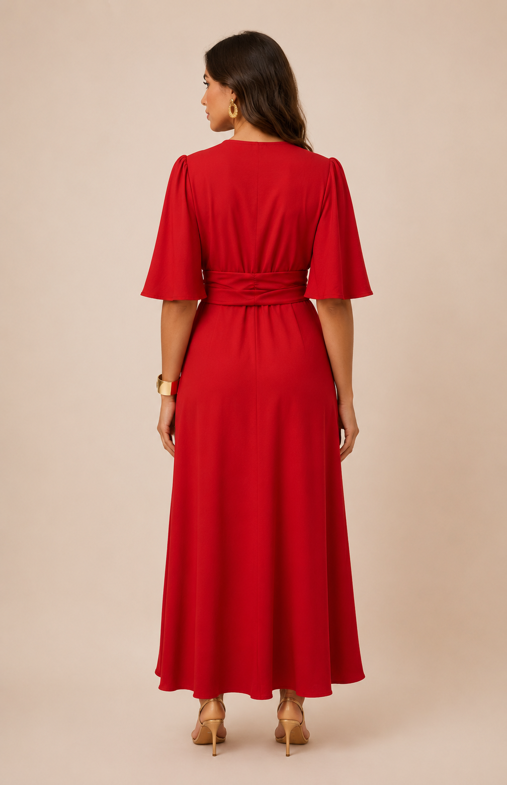 Craquez pour cette superbe robe portefeuille rouge signée Jane Wood, une pièce pleine de caractère qui met la silhouette en valeur avec élégance. Sa teinte rouge éclatante apporte une note glamour et audacieuse, tandis que sa coupe portefeuille lui donne une allure féminine et sophistiquée. Idéale pour une invitée de mariage, un dîner chic, une cérémonie, un gala ou une soirée festive, cette robe se porte aussi bien pour une occasion spéciale que pour un événement où vous souhaitez faire sensation.